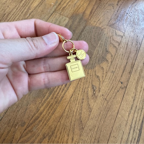Small Chanel Gold Charm - Picture 1 of 3